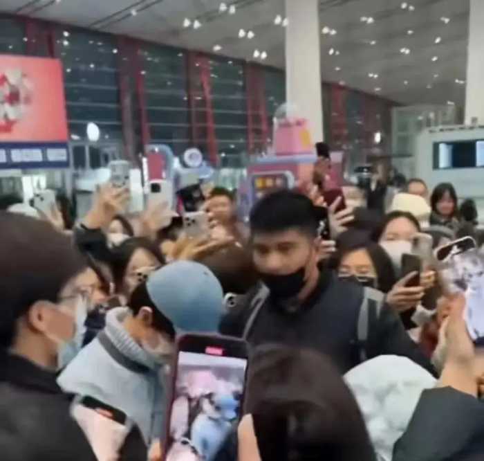 冲上热搜！王俊凯今天凌晨在机场发火怒斥“粉丝”惹争议