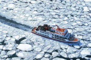 为什么两米厚的冰在破冰船面前不堪一击？破冰船是如何破冰的？