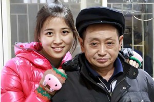 1990年重庆一光棍捡到一女婴，终身未娶供她读研，她是怎样报答的