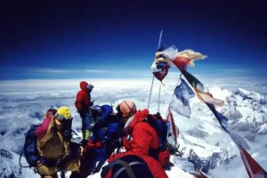 珠峰上最著名3具遗体：绿靴子、睡美人、休息者，为何没人搬运？
